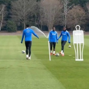 跟队：埃斯特旺参加了切尔西的公开训练，里斯、约恩森缺席