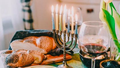 直击F1中国大奖赛首日，各地车迷背“痛包”应援，座无虚席预计三天到场23万人